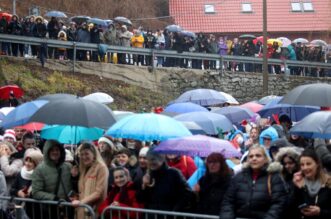 U Fužinama već tradicionalno organiziran najveći ispraćaj Stare i doček Nove godine u podne