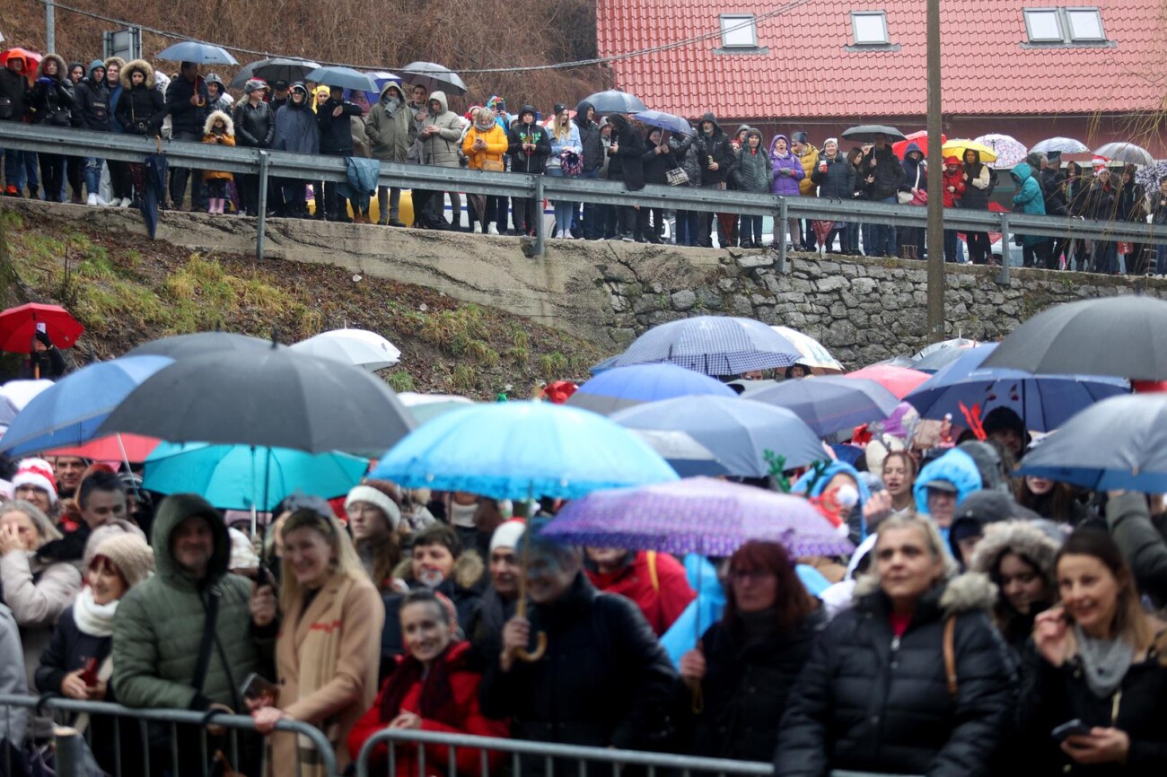 U Fužinama već tradicionalno organiziran najveći ispraćaj Stare i doček Nove godine u podne