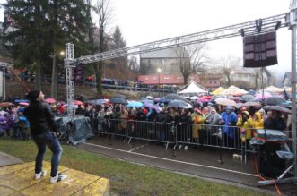 U Fužinama već tradicionalno organiziran najveći ispraćaj Stare i doček Nove godine u podne