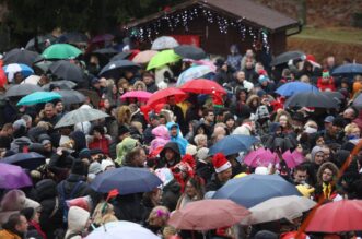 U Fužinama već tradicionalno organiziran najveći ispraćaj Stare i doček Nove godine u podne