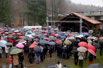 U Fužinama već tradicionalno organiziran najveći ispraćaj Stare i doček Nove godine u podne