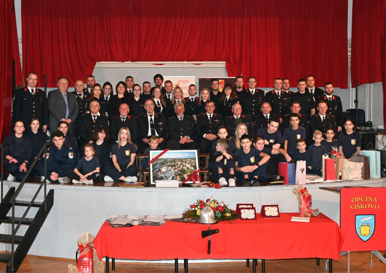 dvd halubjan 40 godina (1) dvd halubjan 40 godina (1)