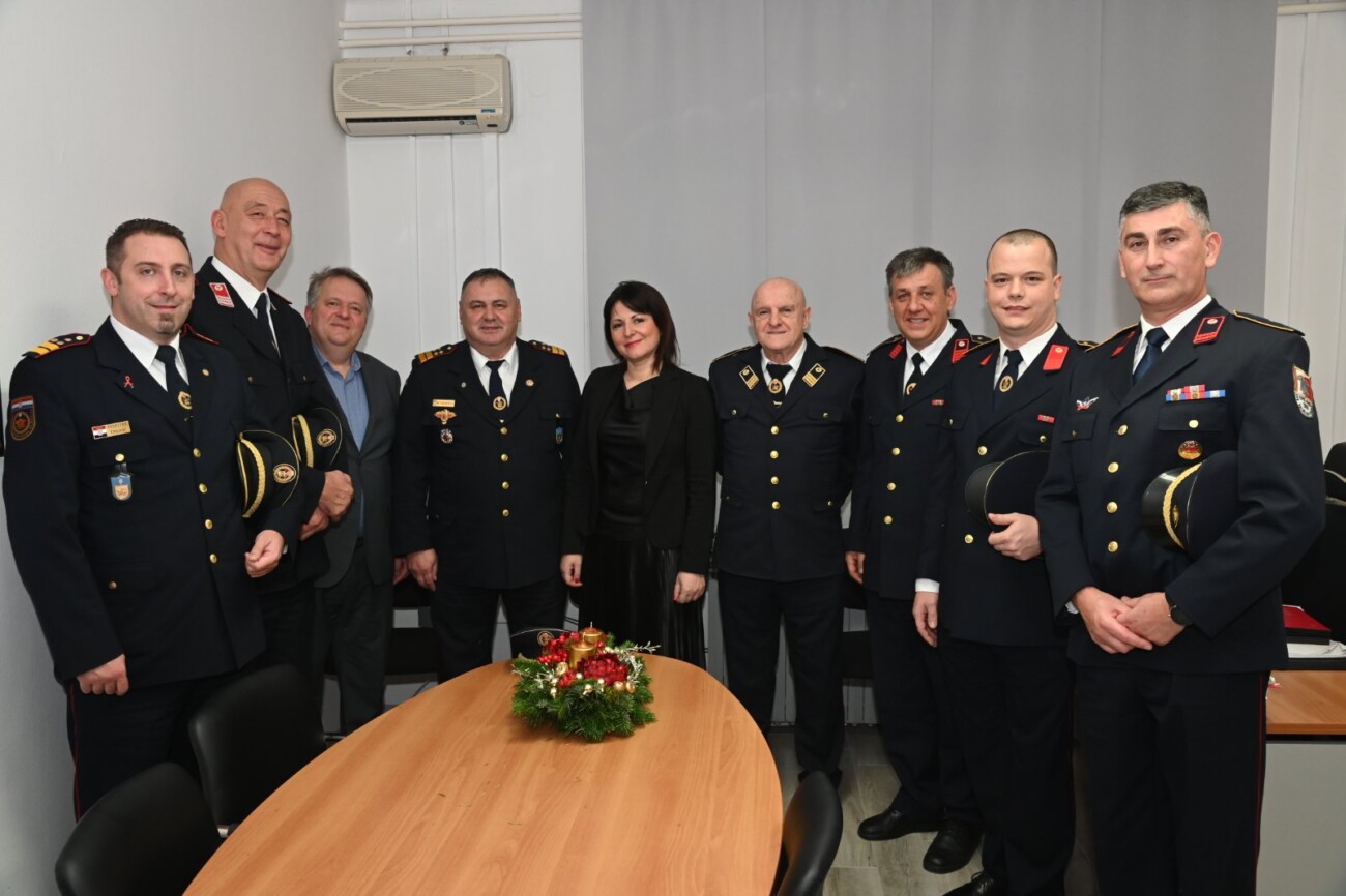 dvd halubjan 40 godina (2) dvd halubjan 40 godina (2)