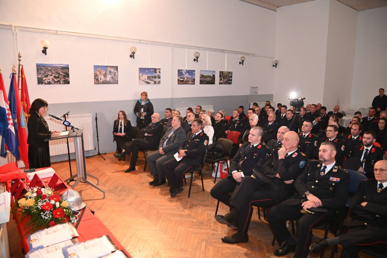 dvd halubjan 40 godina (4) dvd halubjan 40 godina (4)