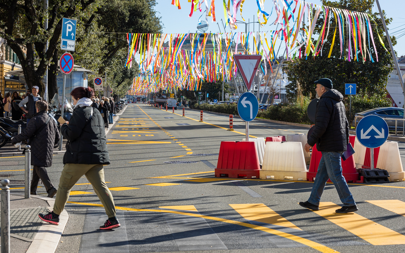 Ilustrativna Riva promet pješaci-104