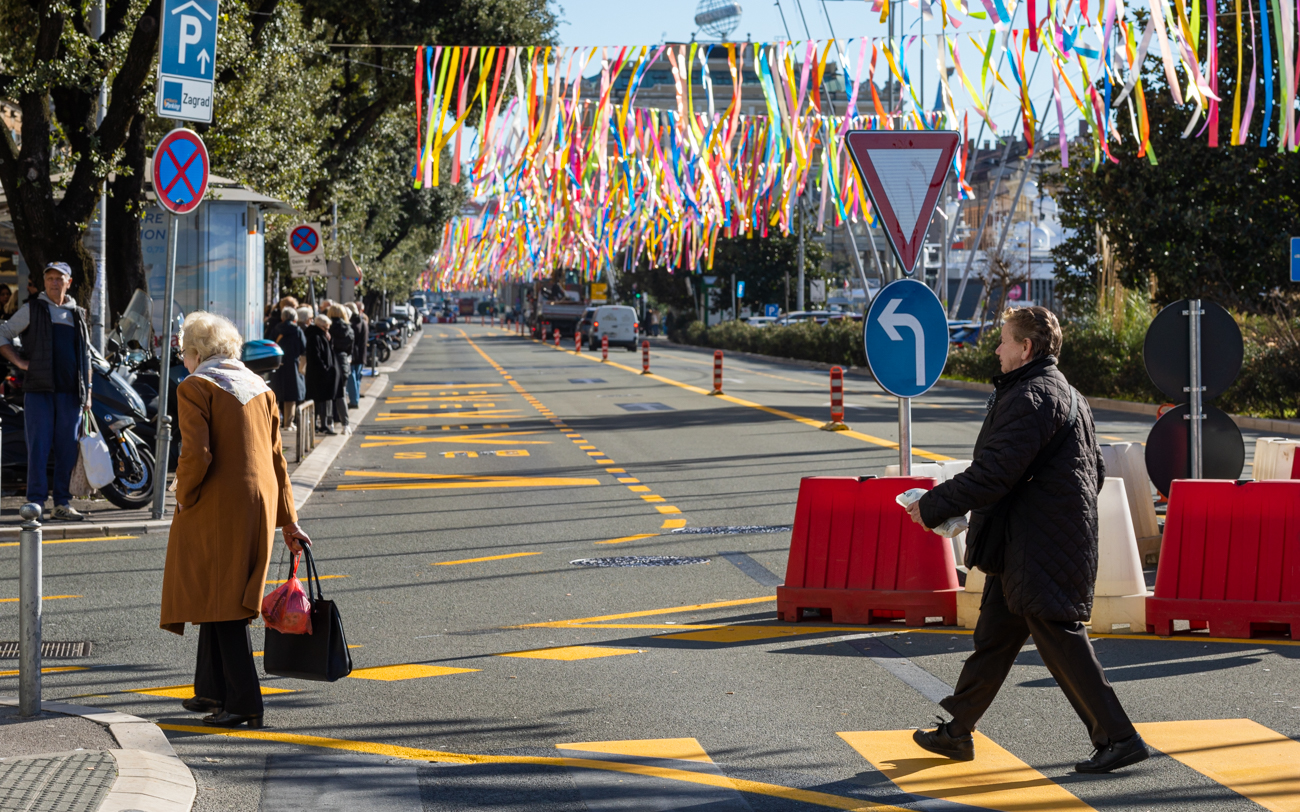 Ilustrativna Riva promet pješaci-105