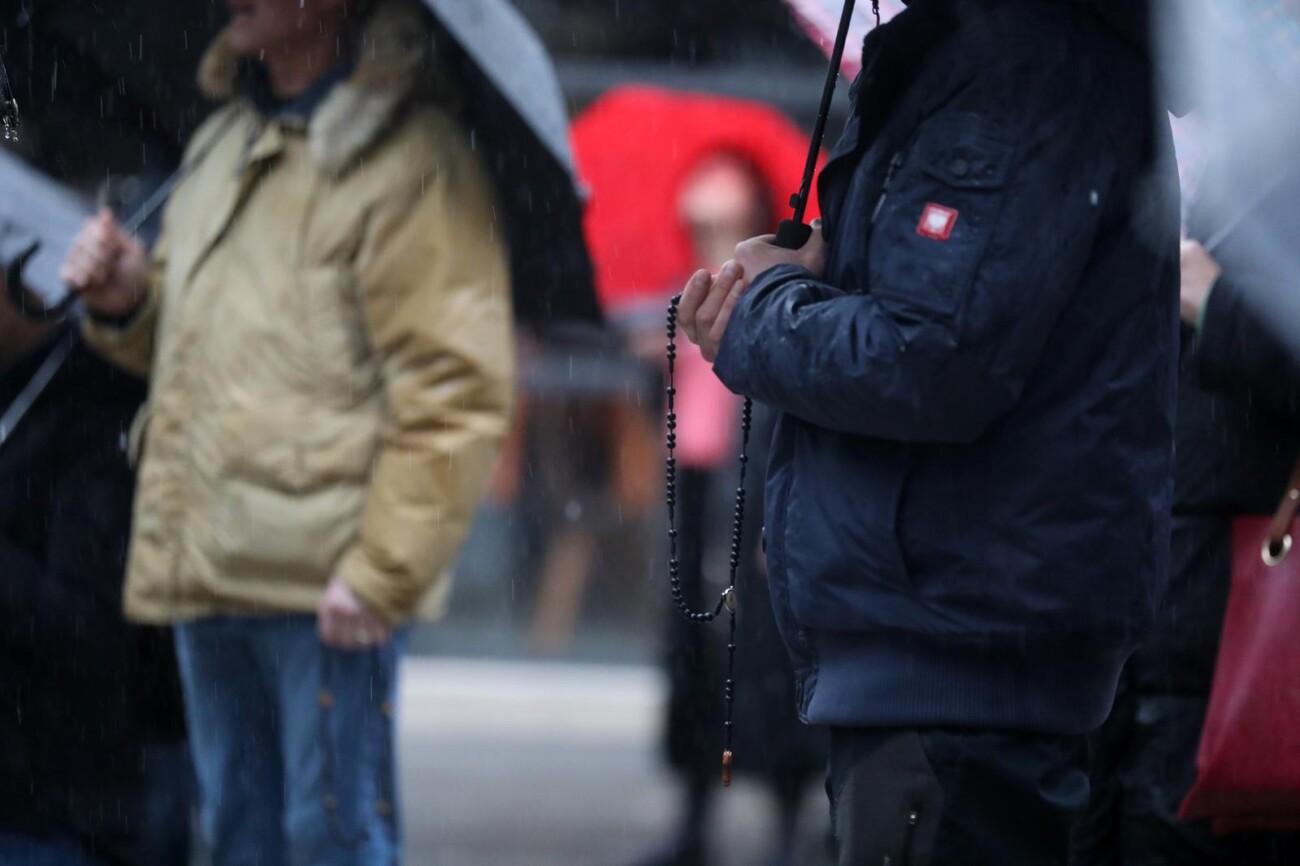 Rijeka: Molitelji pred katedralom Svetog Vida Rijeka: Molitelji pred katedralom Svetog Vida