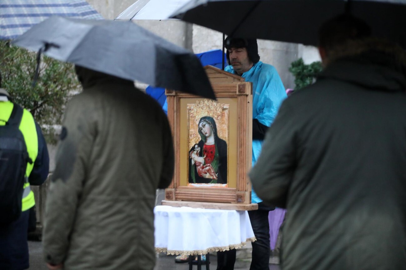 Rijeka: Molitelji pred katedralom Svetog Vida Rijeka: Molitelji pred katedralom Svetog Vida