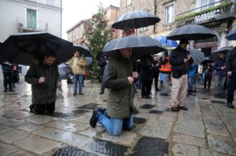 Rijeka: Molitelji pred katedralom Svetog Vida