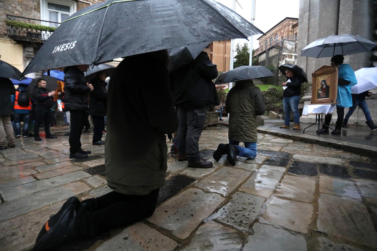 Rijeka: Molitelji pred katedralom Svetog Vida Rijeka: Molitelji pred katedralom Svetog Vida