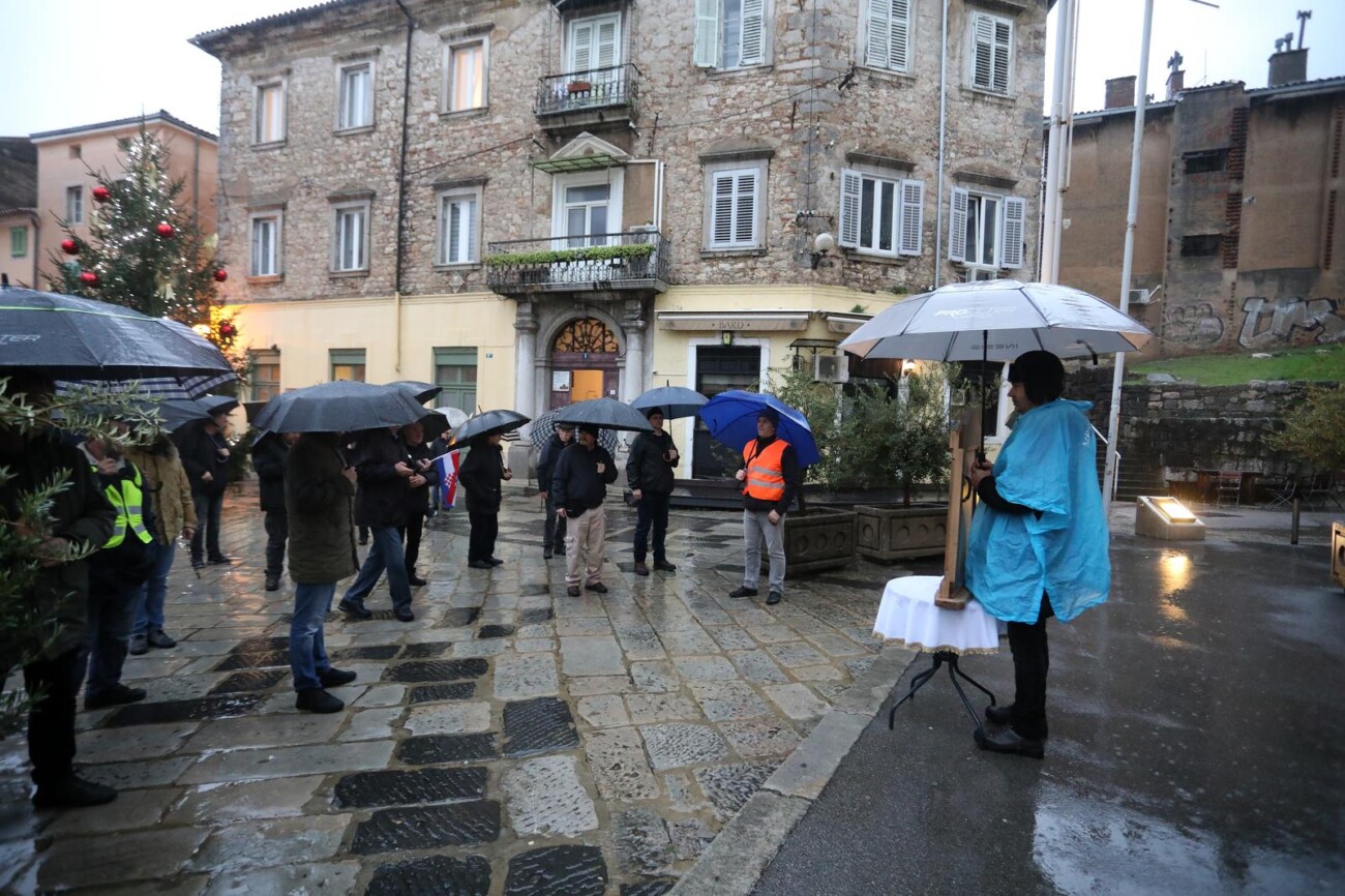 Rijeka: Molitelji pred katedralom Svetog Vida Rijeka: Molitelji pred katedralom Svetog Vida