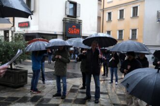 Rijeka: Molitelji pred katedralom Svetog Vida