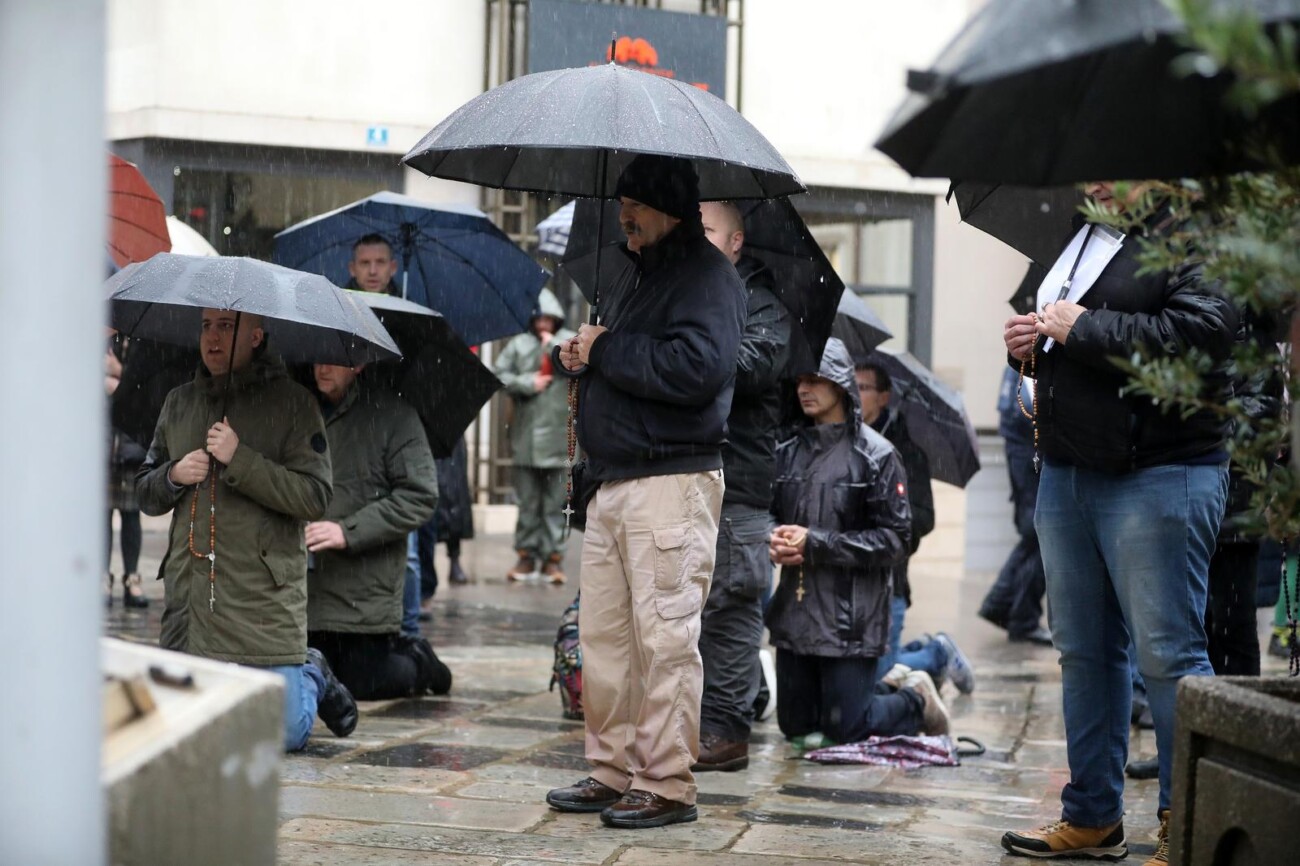Rijeka: Molitelji pred katedralom Svetog Vida Rijeka: Molitelji pred katedralom Svetog Vida