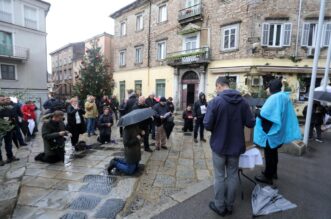 Rijeka: Molitelji pred katedralom Svetog Vida