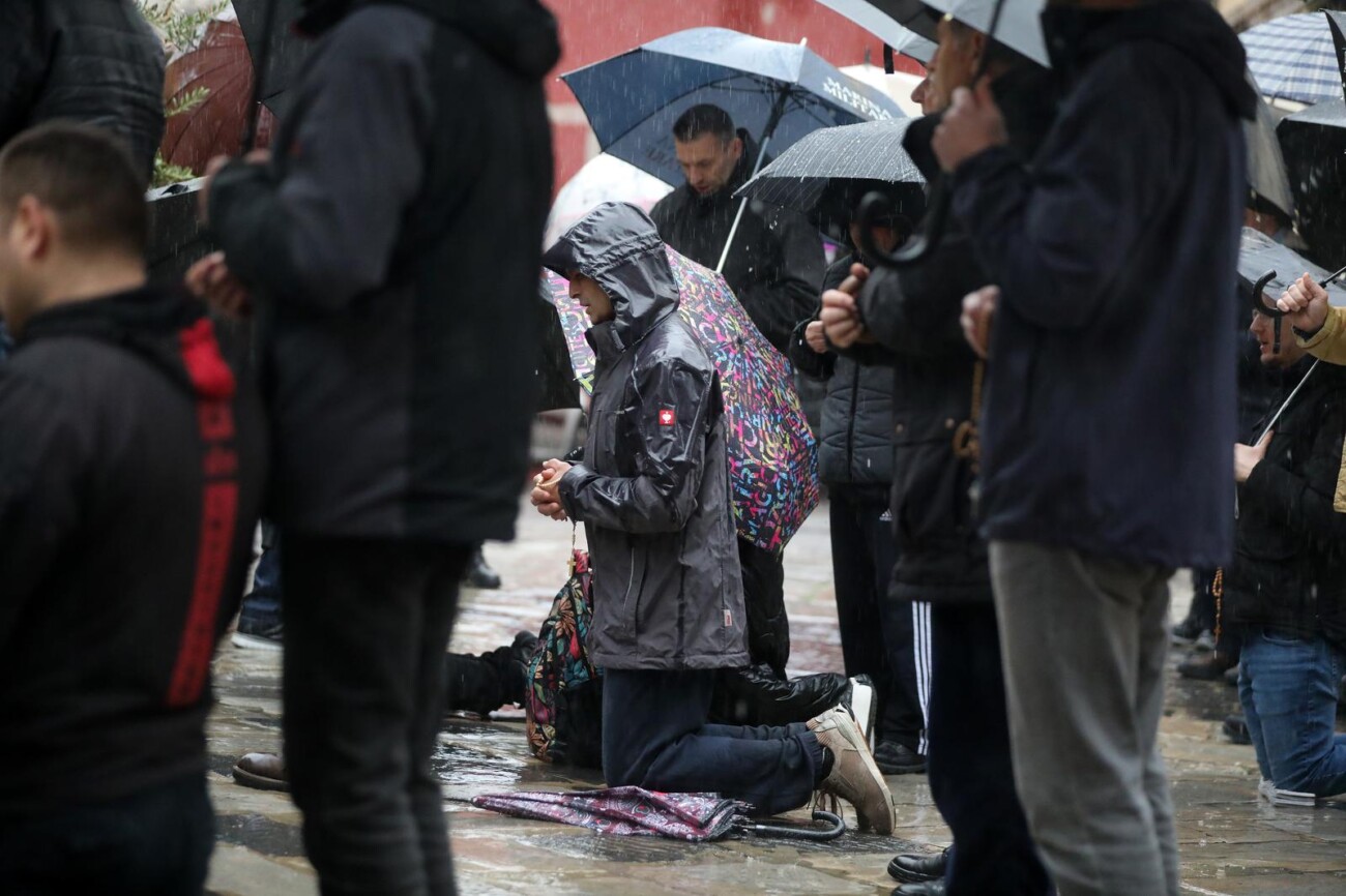 Rijeka: Molitelji pred katedralom Svetog Vida Rijeka: Molitelji pred katedralom Svetog Vida