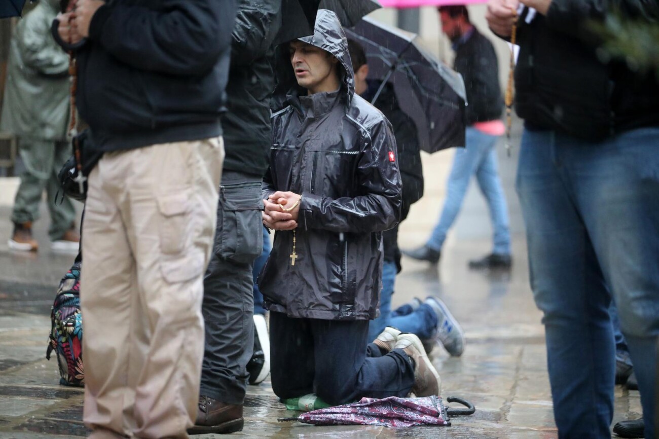 Rijeka: Molitelji pred katedralom Svetog Vida Rijeka: Molitelji pred katedralom Svetog Vida