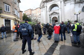 Rijeka: Molitelji pred katedralom Svetog Vida