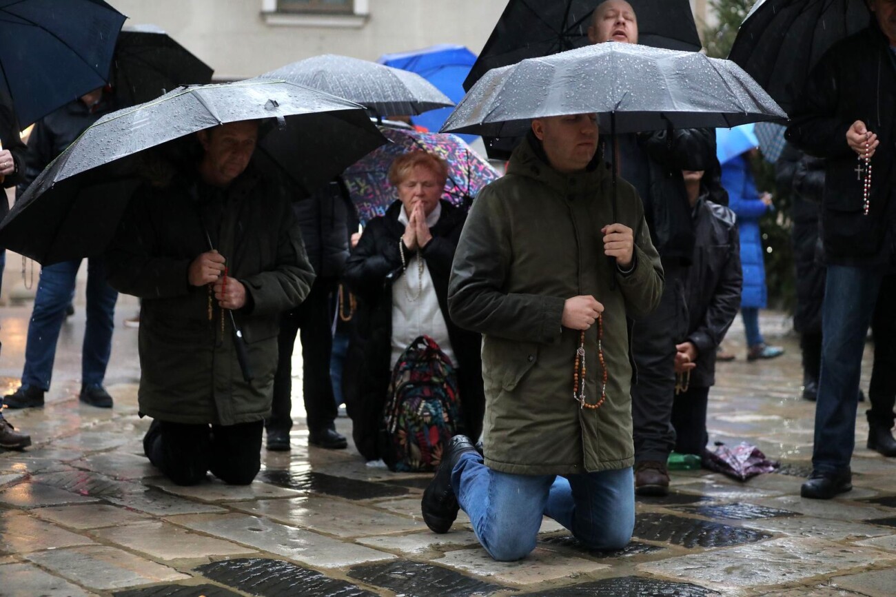 Rijeka: Molitelji pred katedralom Svetog Vida Rijeka: Molitelji pred katedralom Svetog Vida