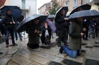 Rijeka: Molitelji pred katedralom Svetog Vida