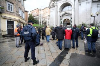 Rijeka: Molitelji pred katedralom Svetog Vida