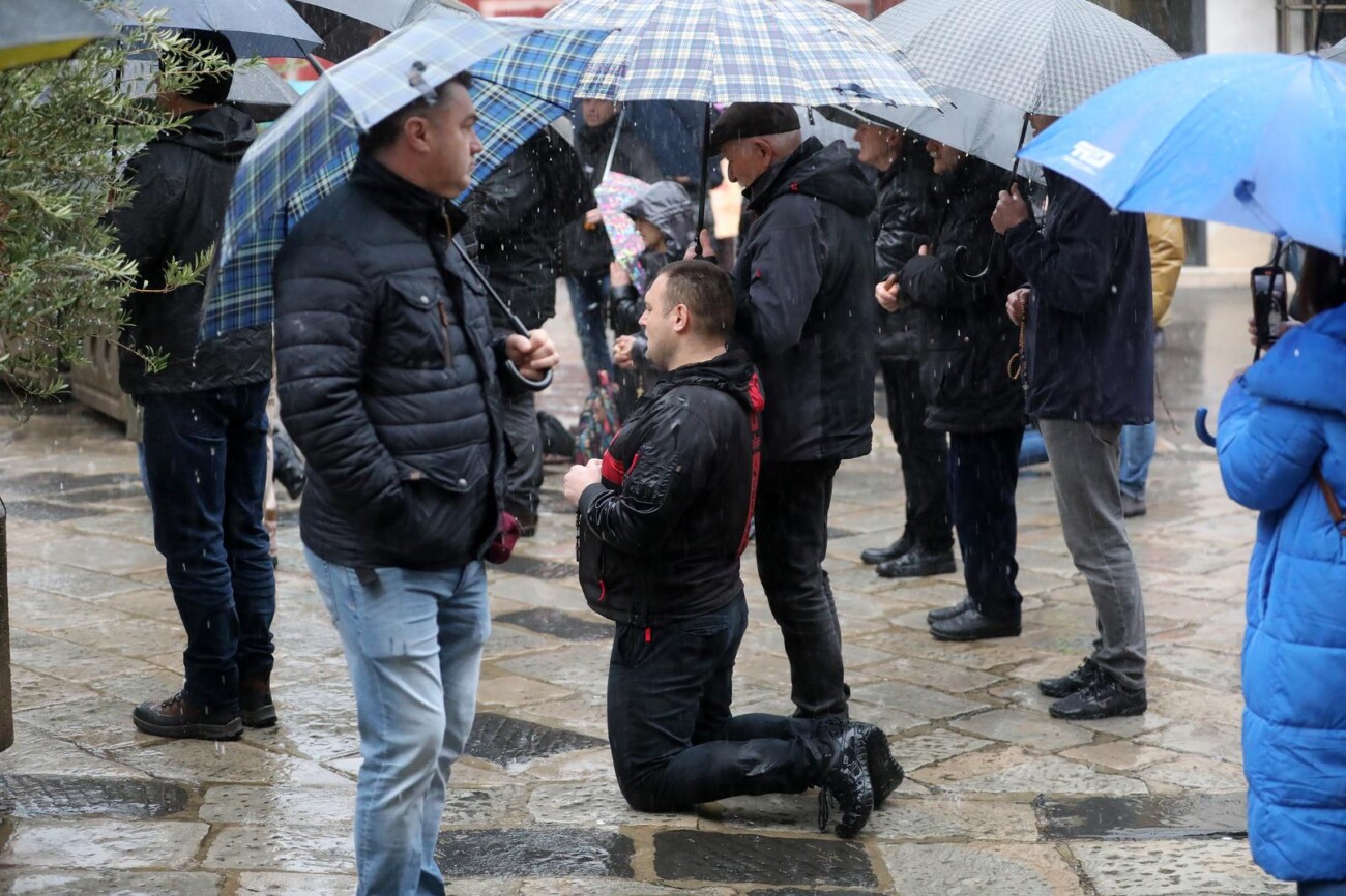 Rijeka: Molitelji pred katedralom Svetog Vida Rijeka: Molitelji pred katedralom Svetog Vida