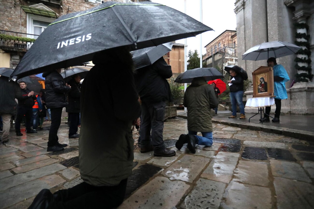 Rijeka: Molitelji pred katedralom Svetog Vida Rijeka: Molitelji pred katedralom Svetog Vida