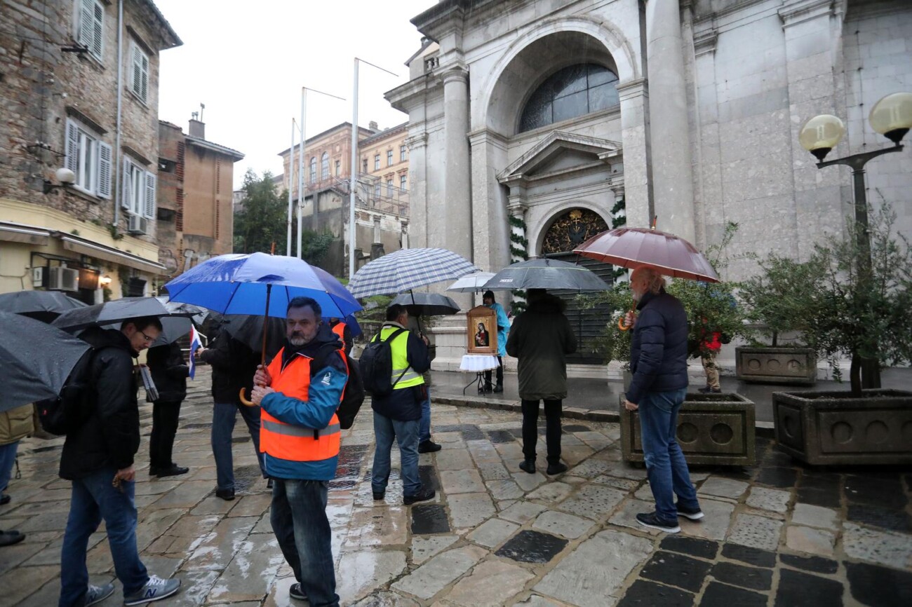 Rijeka: Molitelji pred katedralom Svetog Vida Rijeka: Molitelji pred katedralom Svetog Vida
