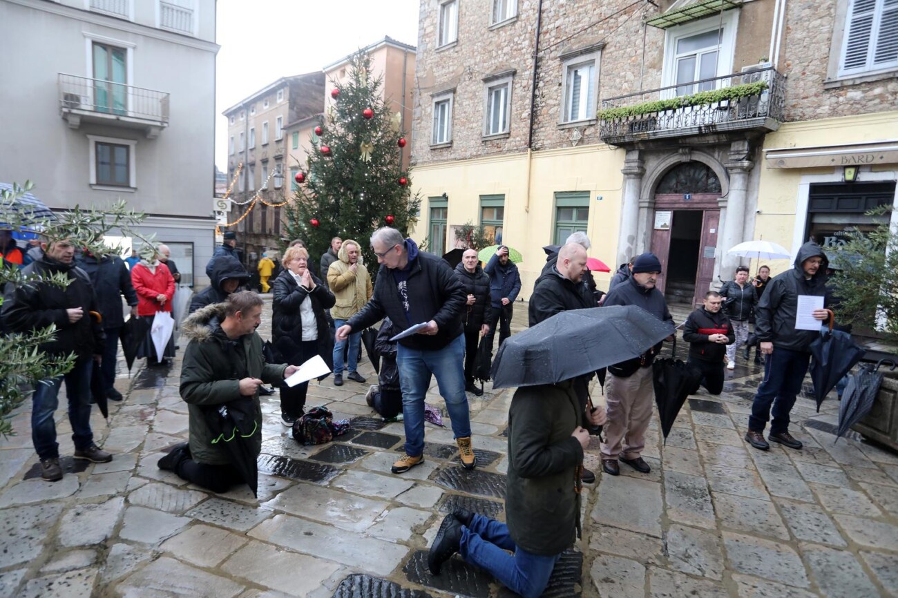 Rijeka: Molitelji pred katedralom Svetog Vida Rijeka: Molitelji pred katedralom Svetog Vida