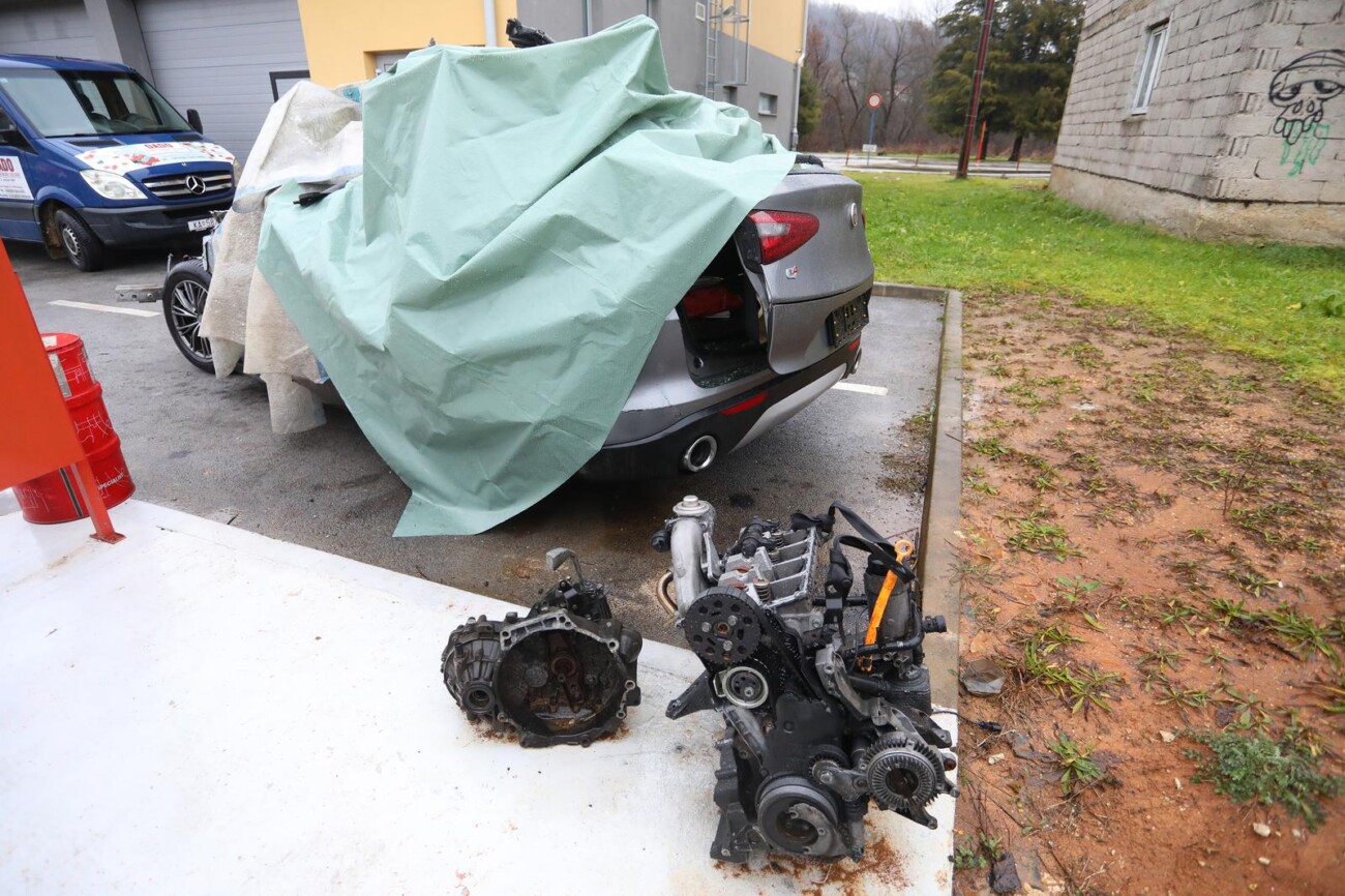 Karlovac: Olupina auta u kojem je poginuo bracni par iz Rijeke Karlovac: Olupina auta u kojem je poginuo bracni par iz Rijeke