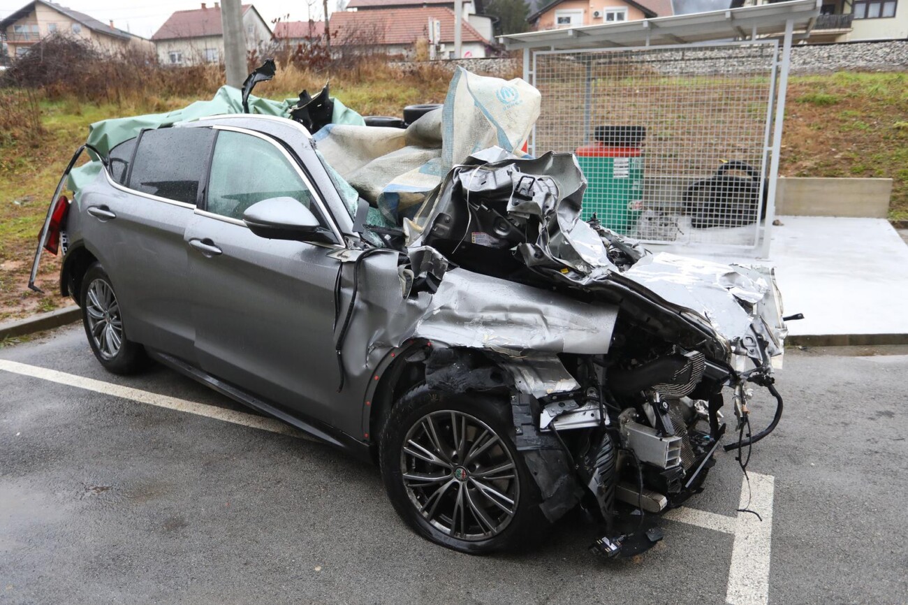 Karlovac: Olupina auta u kojem je poginuo bracni par iz Rijeke Karlovac: Olupina auta u kojem je poginuo bracni par iz Rijeke