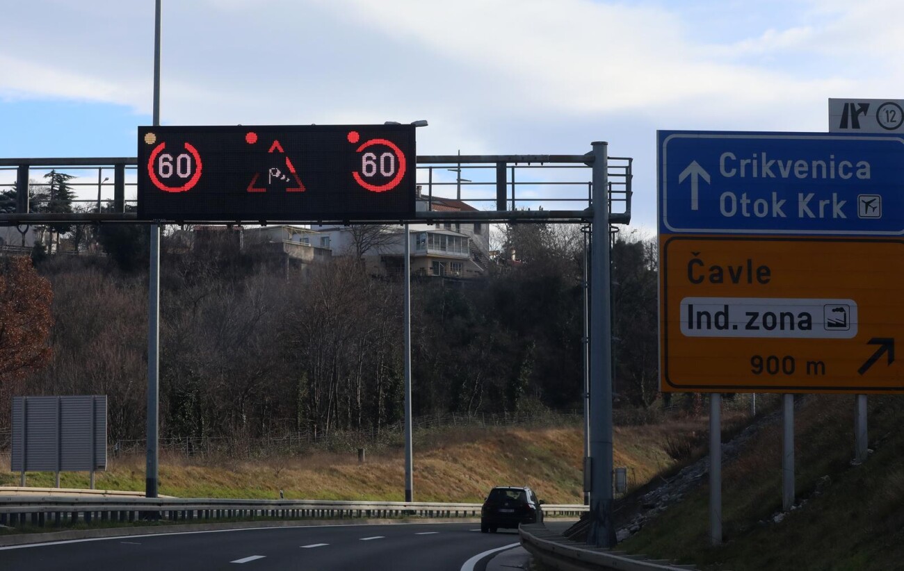 Kraljevica: Jaka bura otežava promet