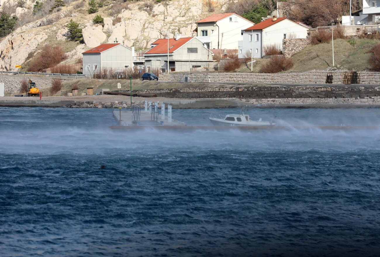 Kraljevica: Jaka bura oteava promet