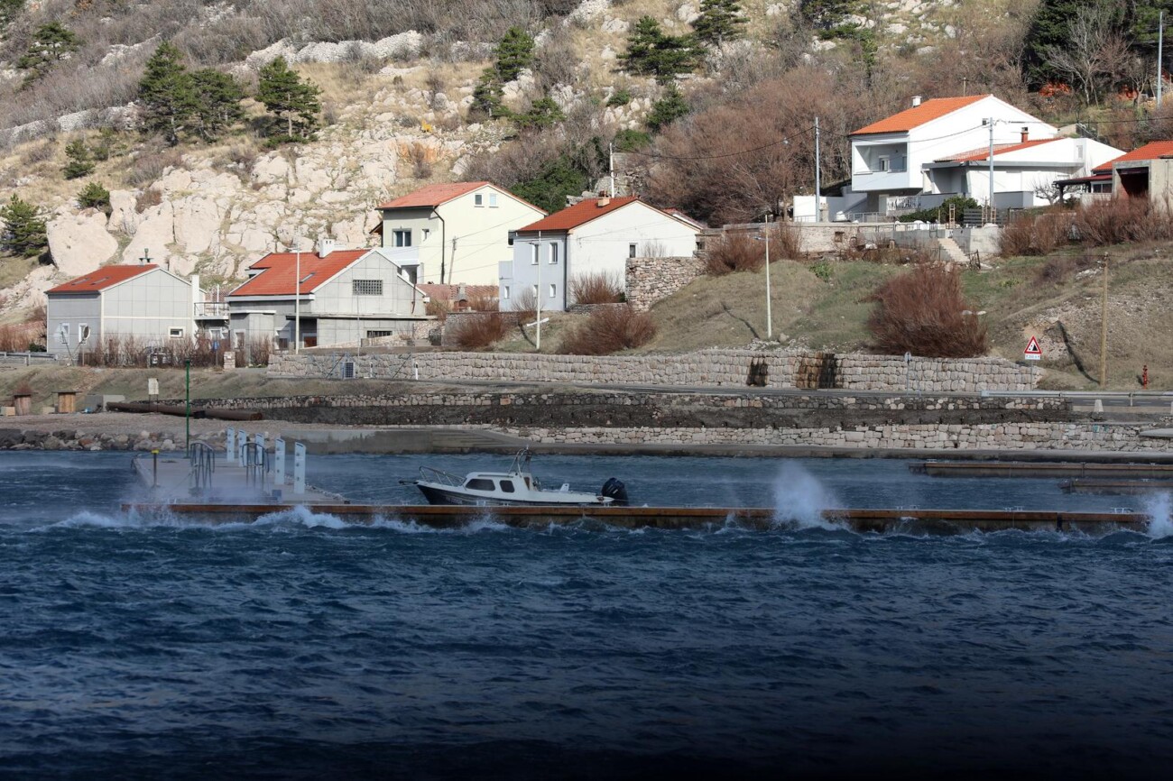 Kraljevica: Jaka bura otežava promet