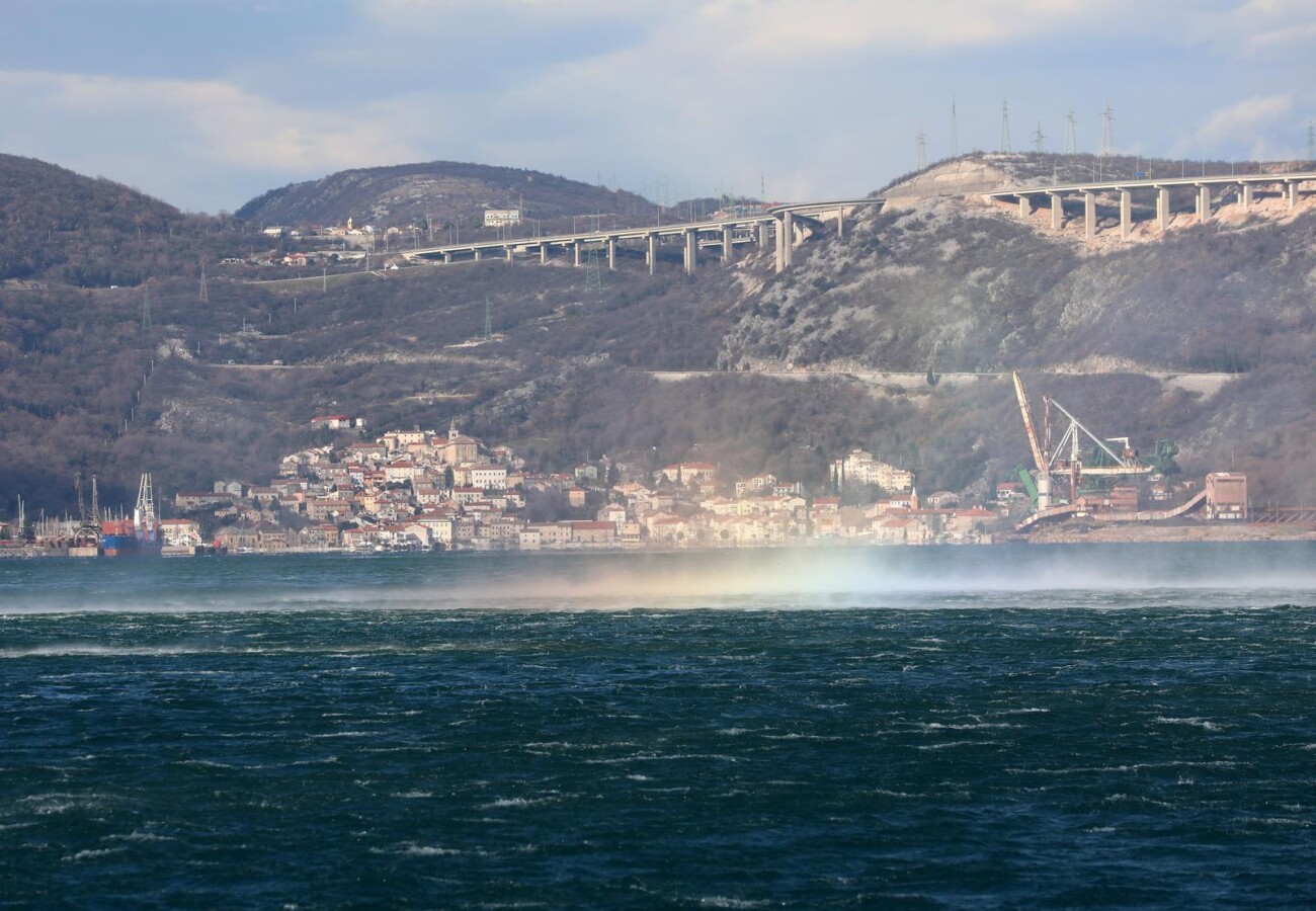 Kraljevica: Jaka bura oteava promet