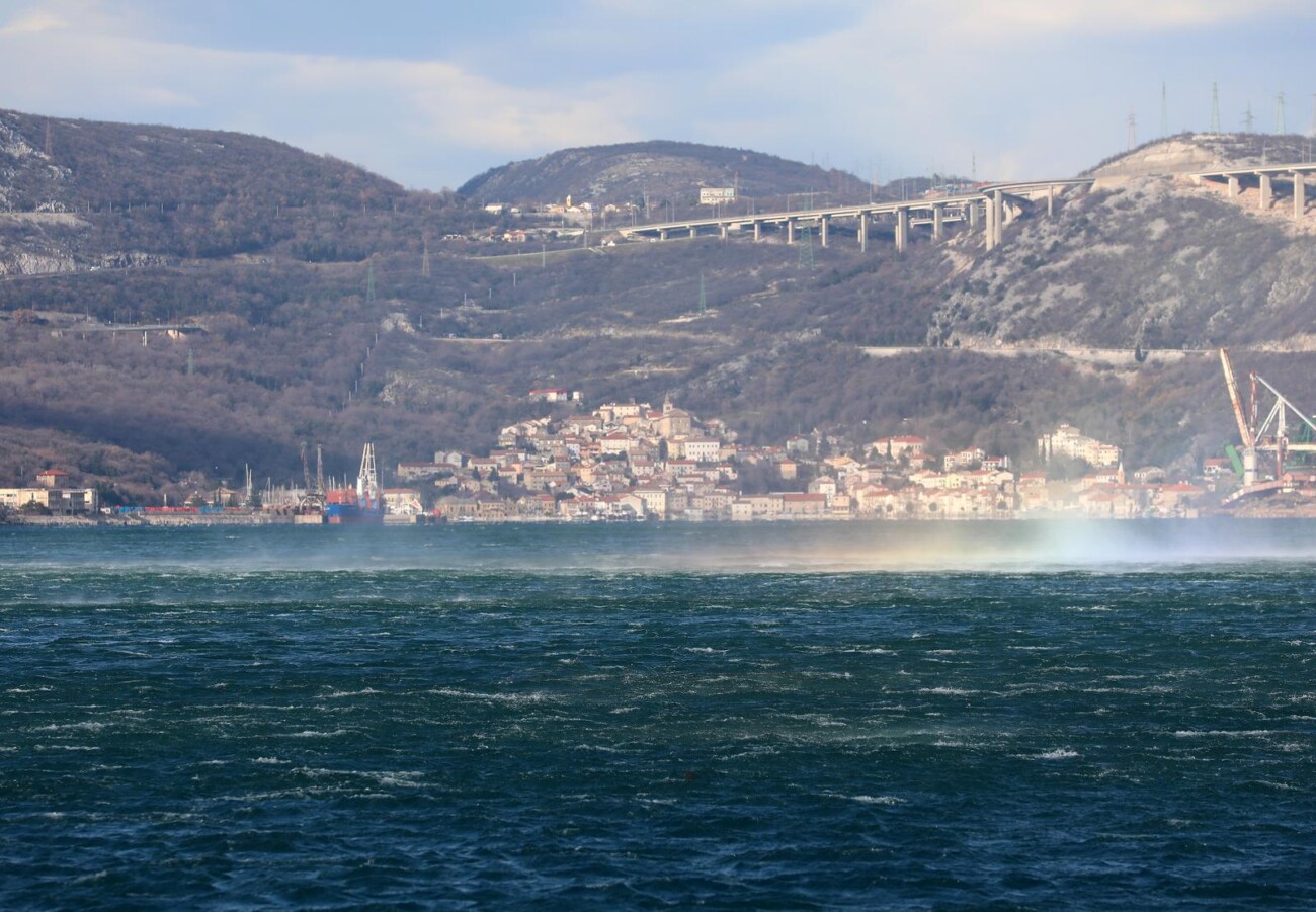 Kraljevica: Jaka bura oteava promet