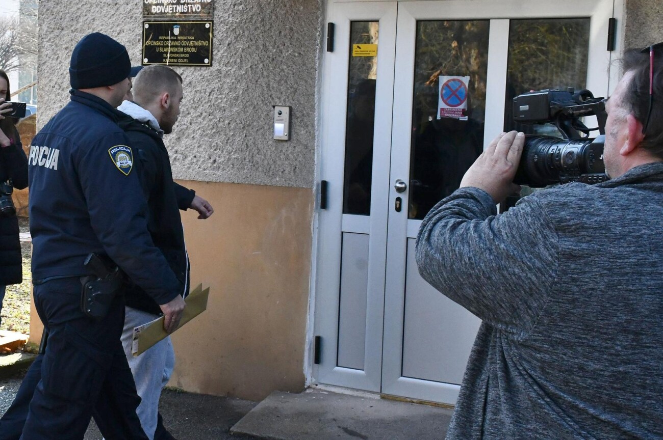 Slavonski Brod: Privođenje osumnjičenog za napad na maloljetnika koji je brutalno pretučen na Staru godinu Slavonski Brod: Privođenje osumnjičenog za napad na maloljetnika koji je brutalno pretučen na Staru godinu