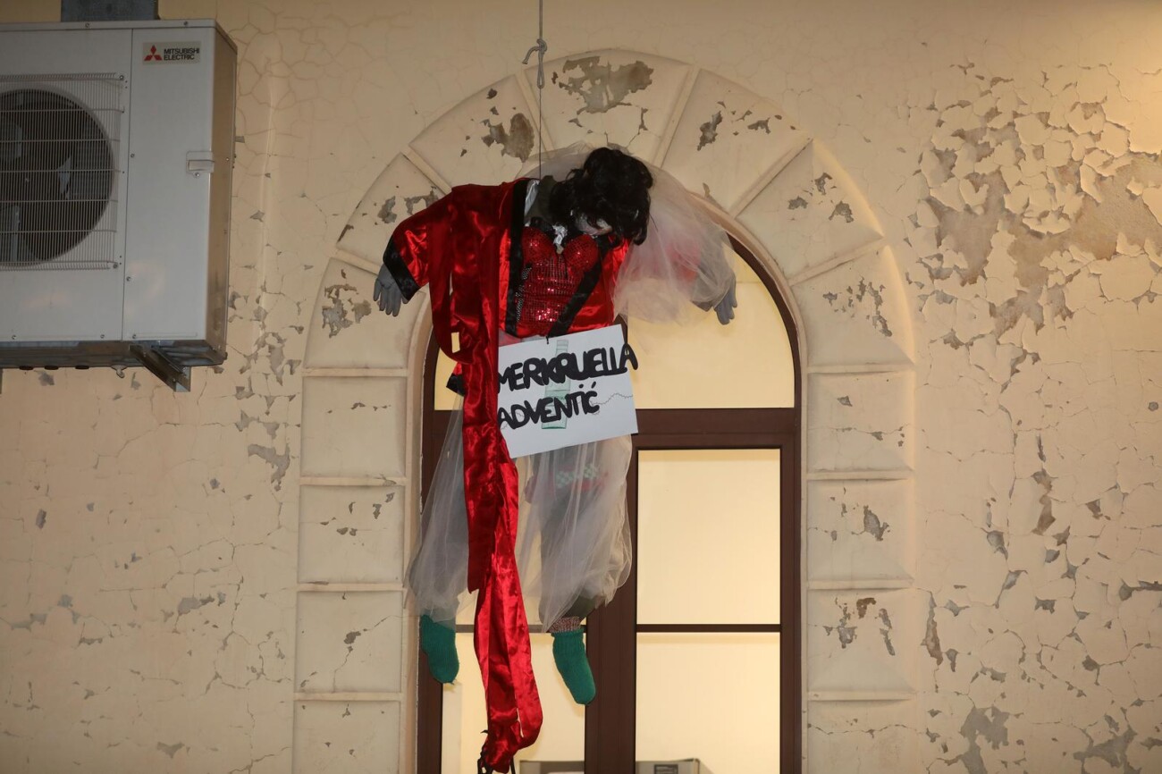 Rijeka: Članovi karnevalske skupine Pom F Ri podigli pusta Romerkruella Adventic na Pomorskom fakultetu