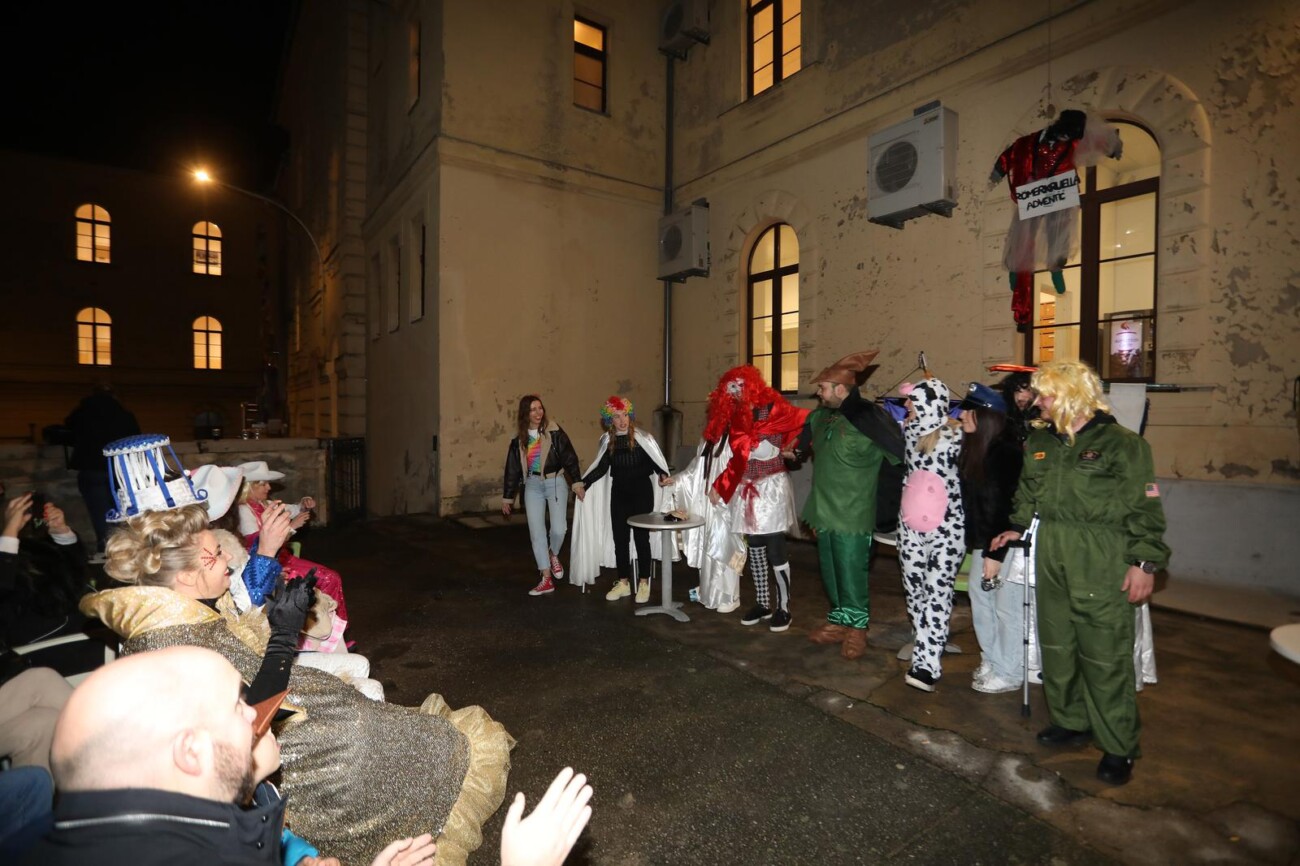 Rijeka: ?lanovi karnevalske skupine Pom F Ri podigli pusta Romerkruella Adventic na Pomorskom fakultetu