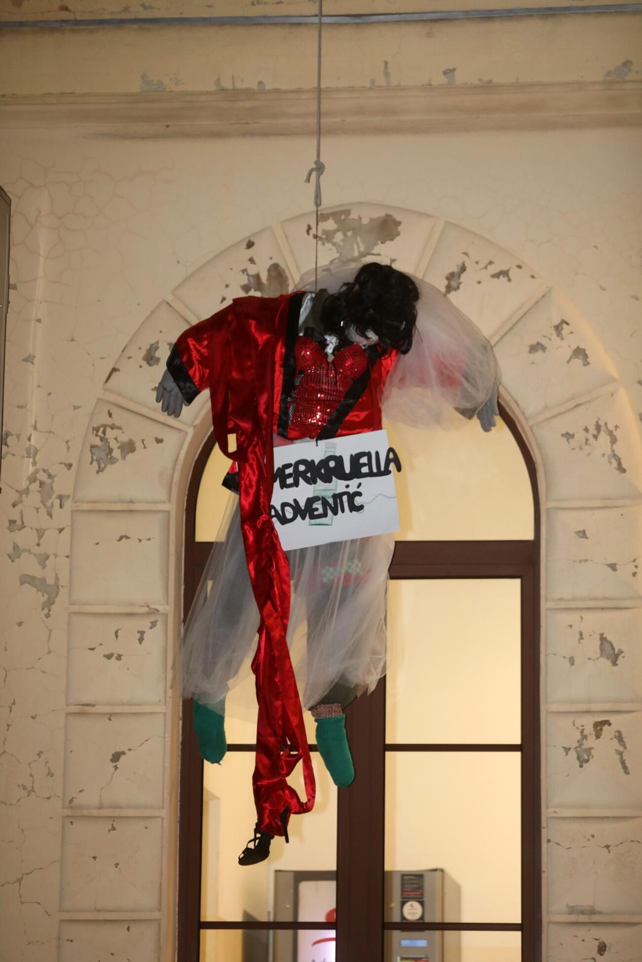 Rijeka: Članovi karnevalske skupine Pom F Ri podigli pusta Romerkruella Adventic na Pomorskom fakultetu