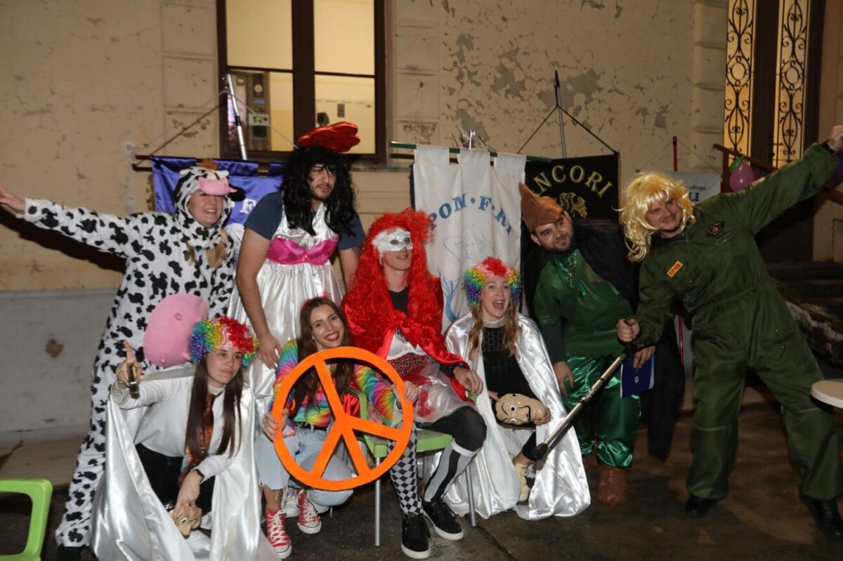 Rijeka: Članovi karnevalske skupine Pom F Ri podigli pusta Romerkruella Adventic na Pomorskom fakultetu