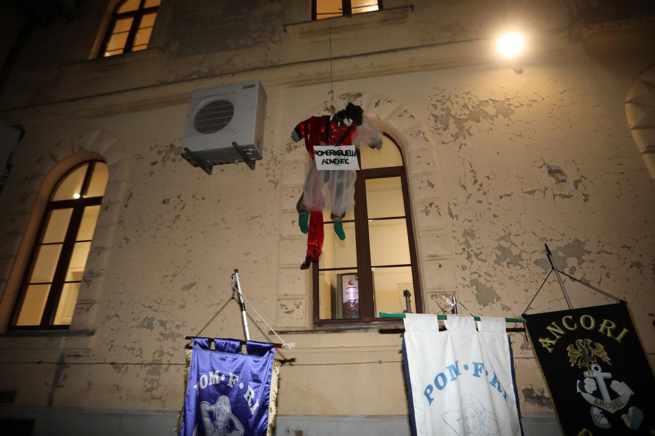 Rijeka: Članovi karnevalske skupine Pom F Ri podigli pusta Romerkruella Adventic na Pomorskom fakultetu