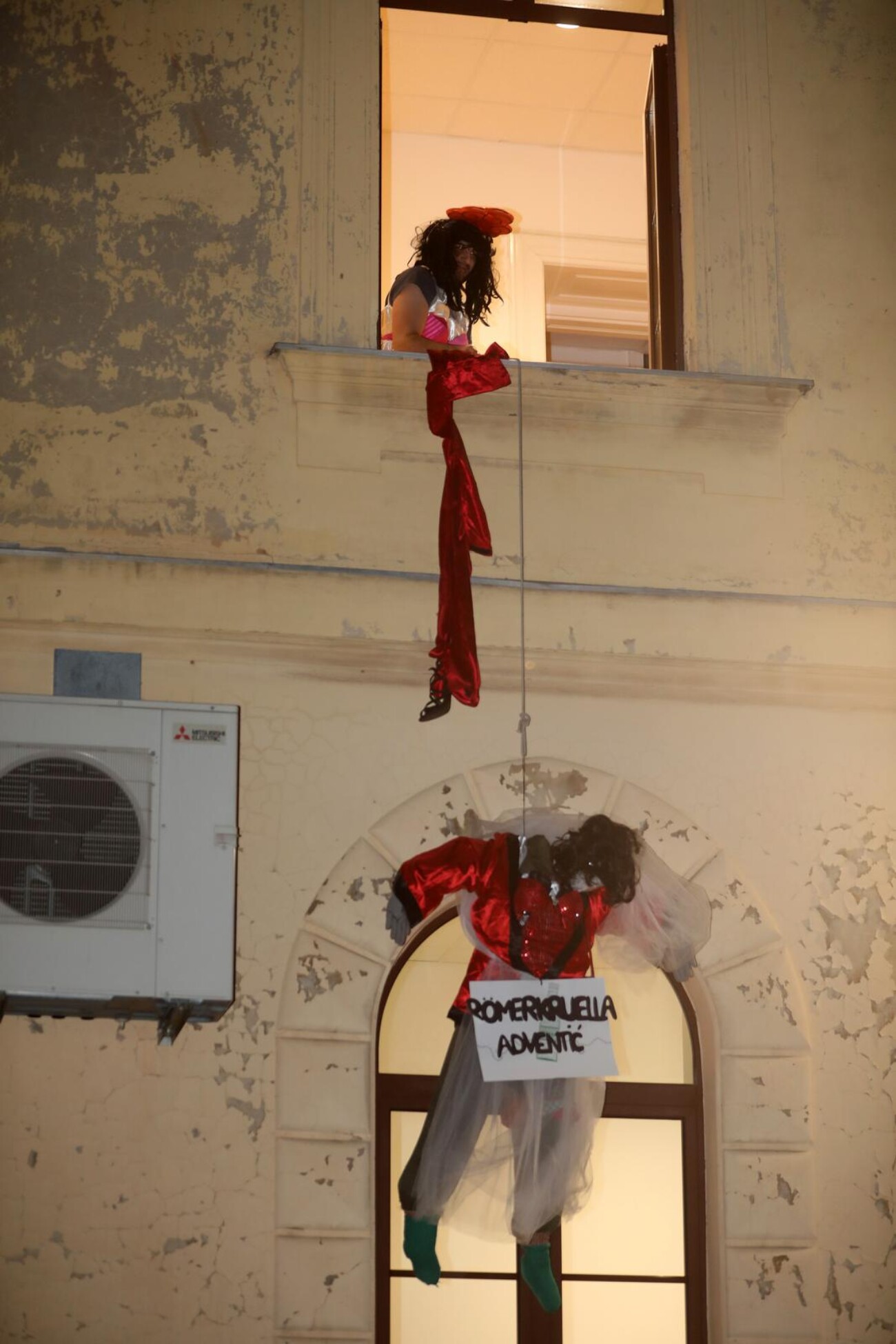 Rijeka: Članovi karnevalske skupine Pom F Ri podigli pusta Romerkruella Adventic na Pomorskom fakultetu