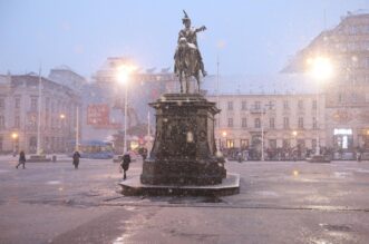 Zagreb: Zahlađenje i snijeg na ulicama grada