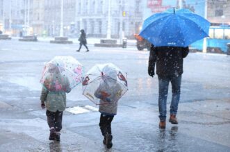 Zagreb: Zahlađenje i snijeg na ulicama grada