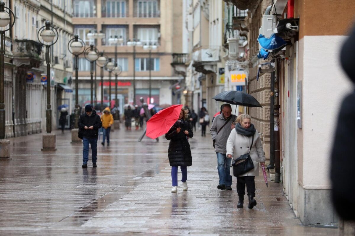 Rijeka: Bura i snijeg otežavaju šetnju gradom