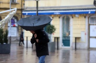 Rijeka: Bura i snijeg otežavaju šetnju gradom