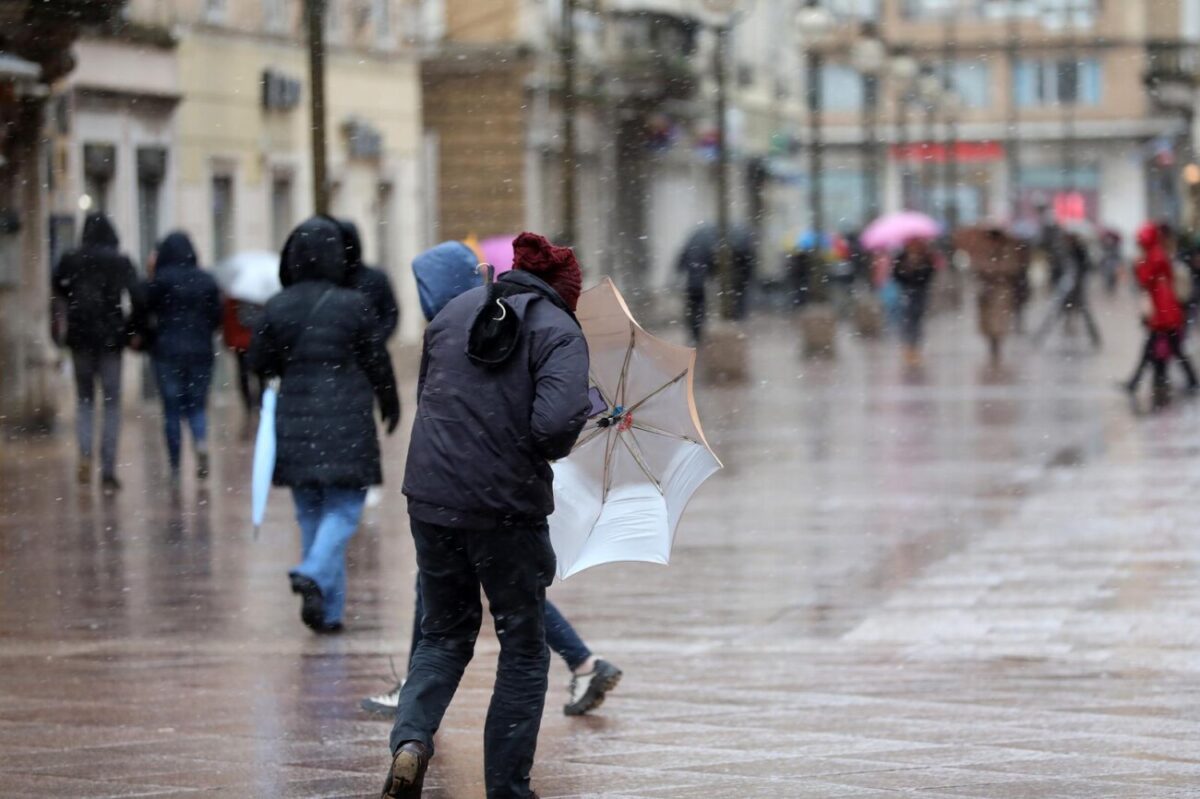 Rijeka: Bura i snijeg otežavaju šetnju gradom