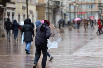 Rijeka: Bura i snijeg otežavaju šetnju gradom