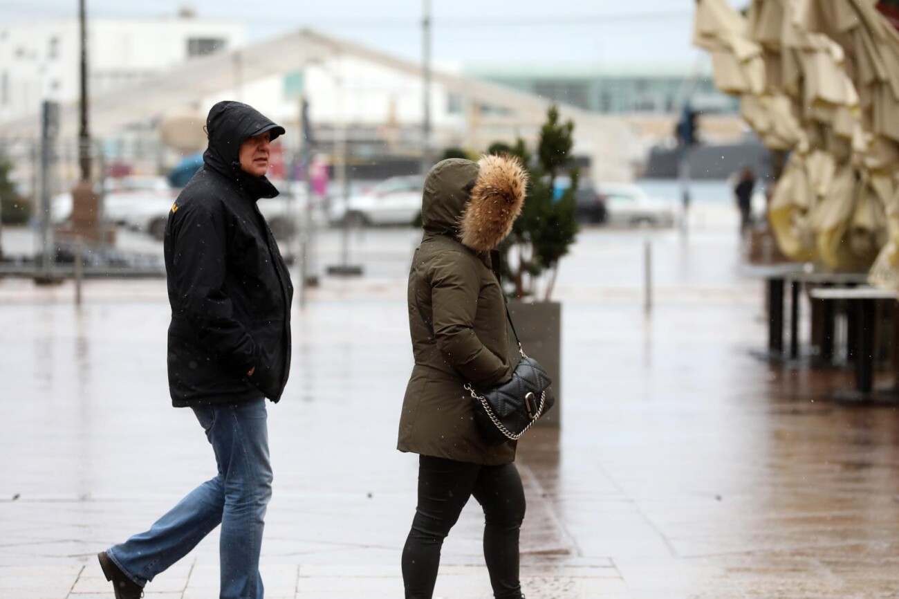 Rijeka: Bura i snijeg otežavaju šetnju gradom Rijeka: Bura i snijeg otežavaju šetnju gradom