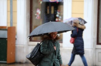 Rijeka: Bura i snijeg otežavaju šetnju gradom